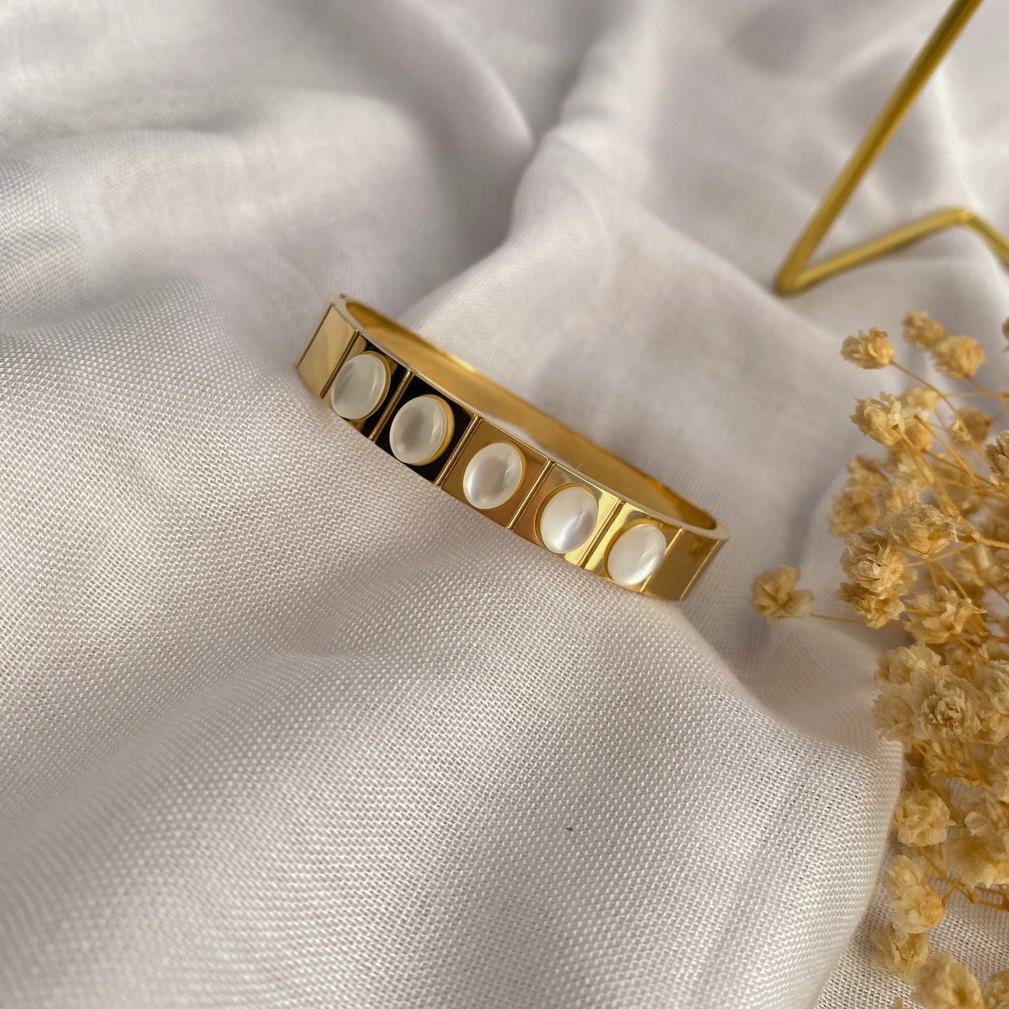 RemindraLux 18K Gold-Plated Moonlight Pearl Cabochon Bangle